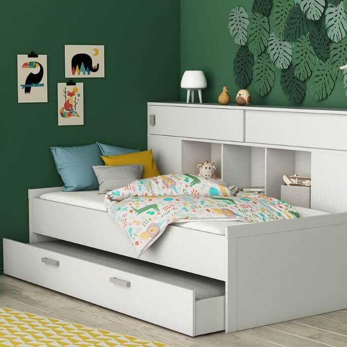 Lit enfant contemporain blanc mat en situation dans une chambre d’enfant